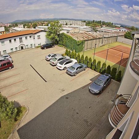 Hotel Eminent Zlaté Moravce Buitenkant foto