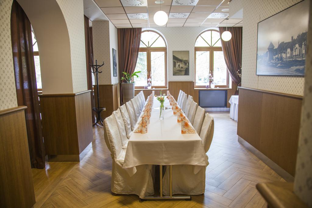 Hotel Eminent Zlaté Moravce Buitenkant foto