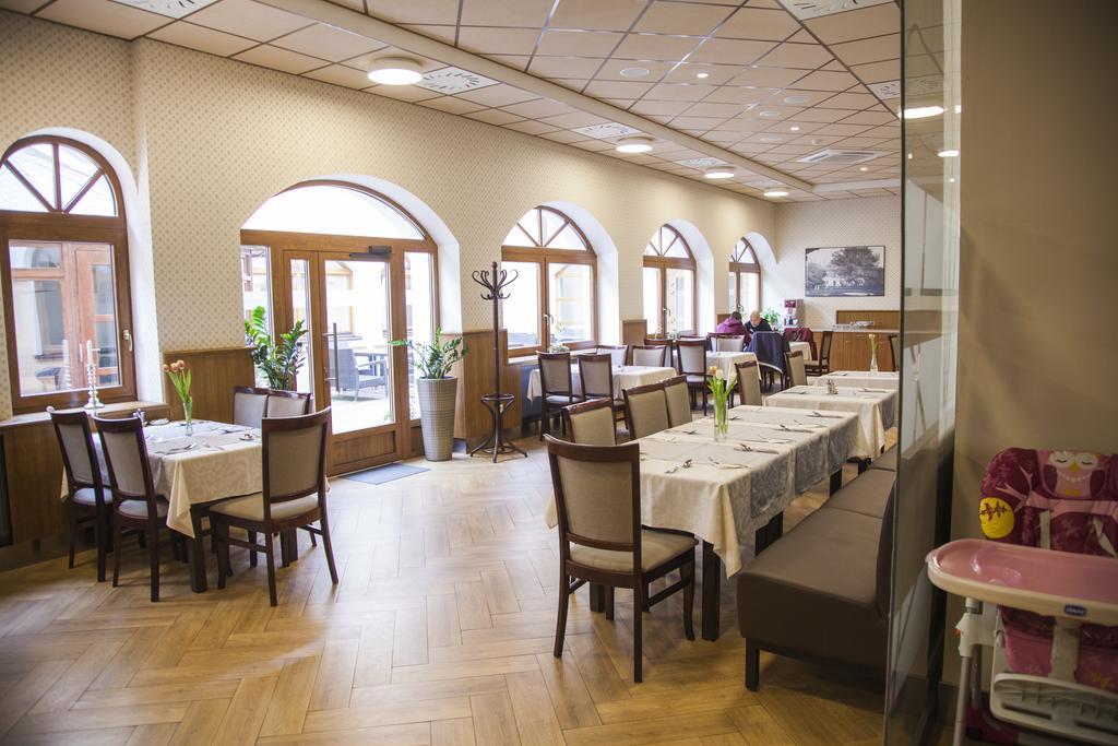Hotel Eminent Zlaté Moravce Buitenkant foto