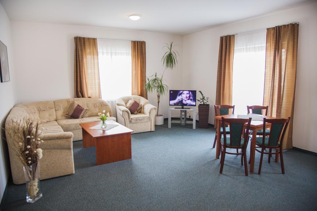 Hotel Eminent Zlaté Moravce Buitenkant foto