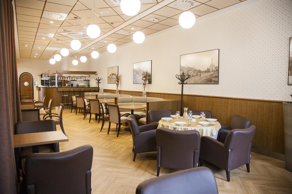 Hotel Eminent Zlaté Moravce Buitenkant foto