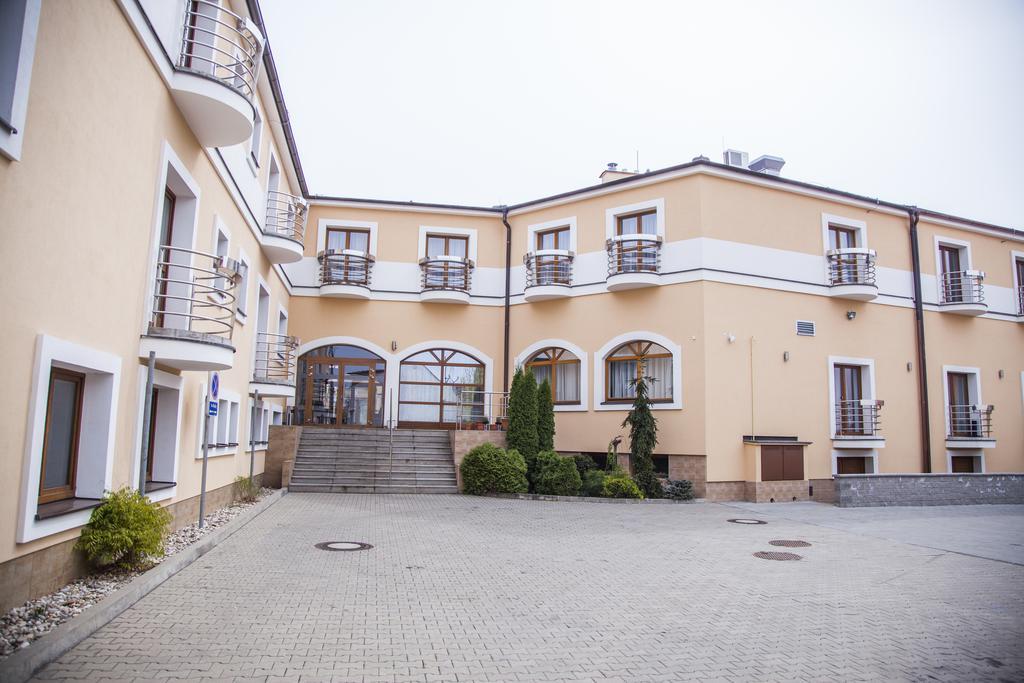Hotel Eminent Zlaté Moravce Buitenkant foto