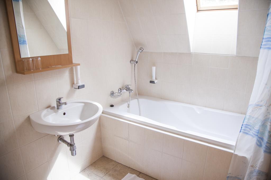 Hotel Eminent Zlaté Moravce Buitenkant foto