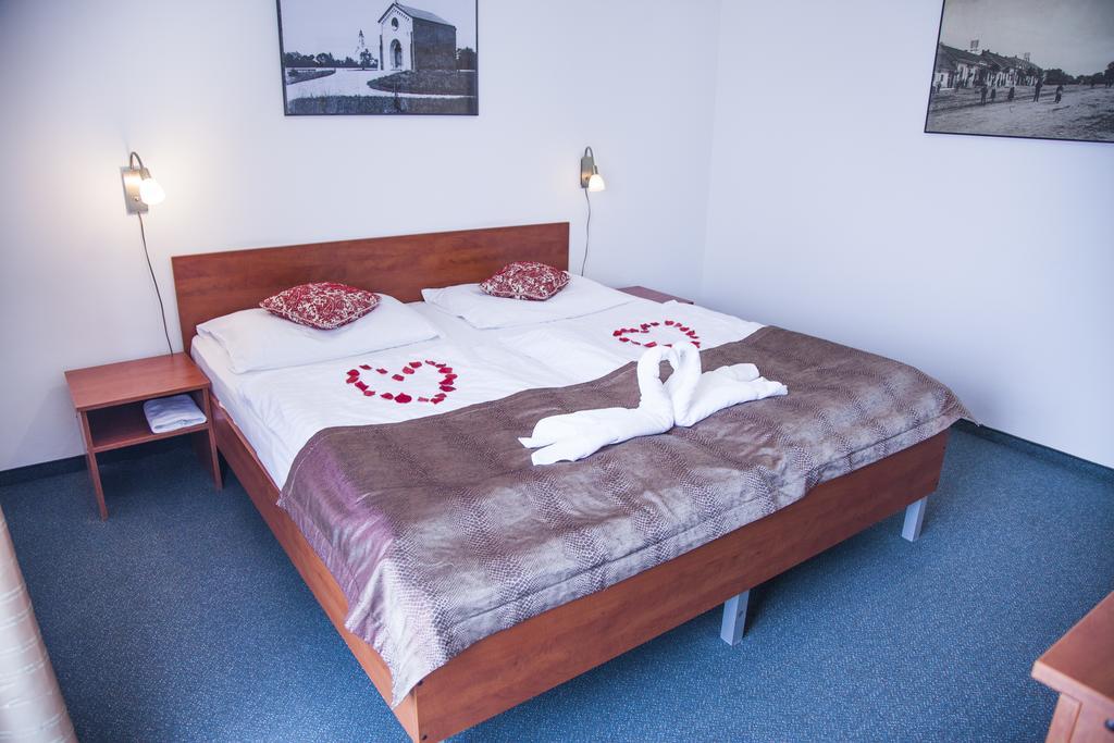 Hotel Eminent Zlaté Moravce Buitenkant foto
