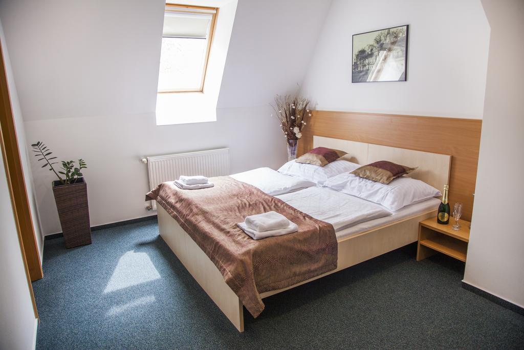Hotel Eminent Zlaté Moravce Buitenkant foto