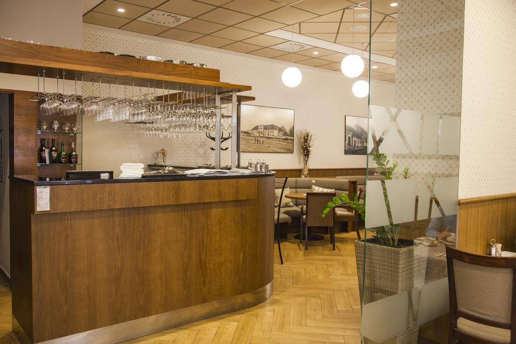 Hotel Eminent Zlaté Moravce Buitenkant foto