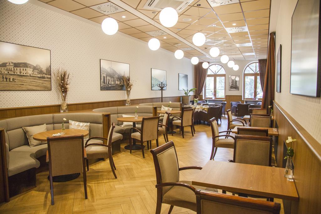 Hotel Eminent Zlaté Moravce Buitenkant foto
